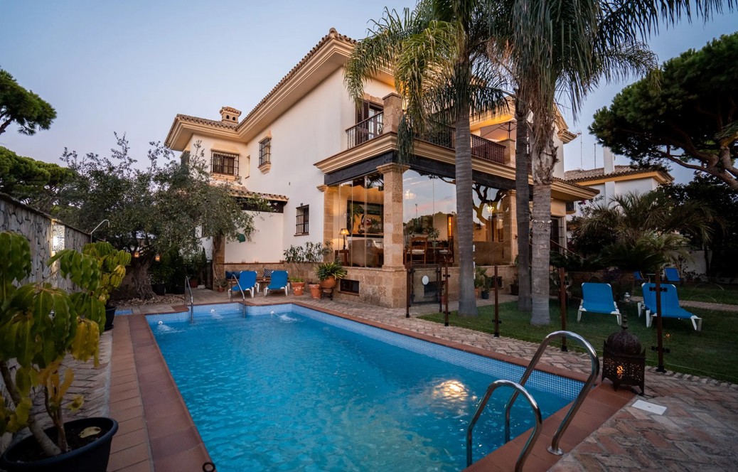 Piscina y exterior del hotel