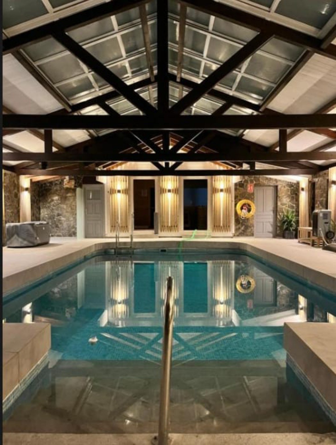 Piscina interior de la zona de spa