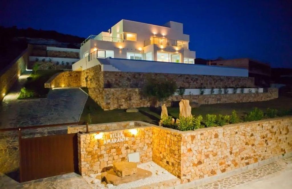 Exterior de la villa al anochecer