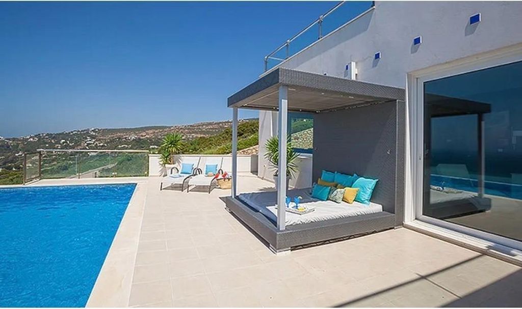 Terraza y piscina