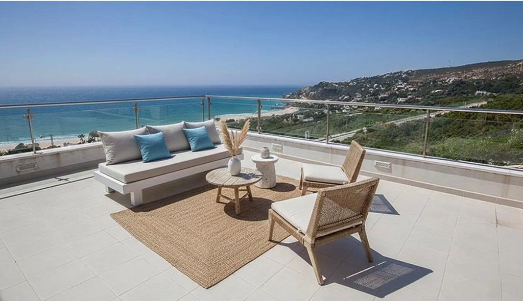 Terraza orientada al mar